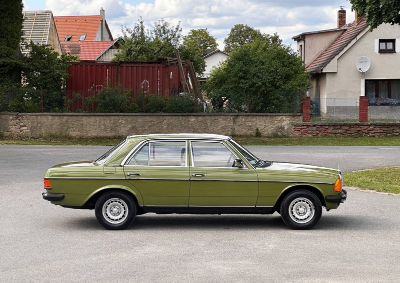 1980 Mercedes 200 - 2 1980 Mercedes 200 - 2