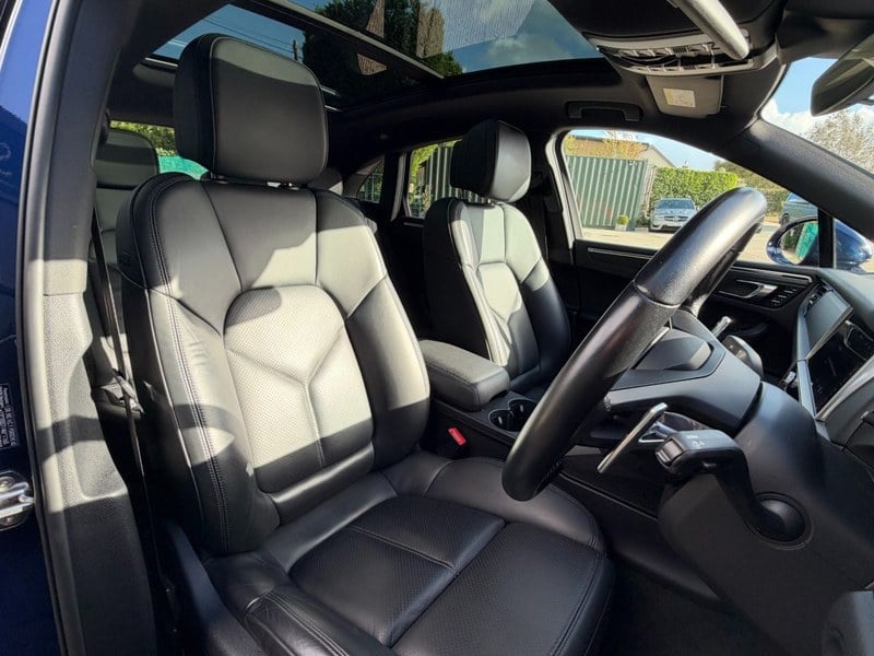 2021 Porsche Macan - 2 2021 Porsche Macan - 2