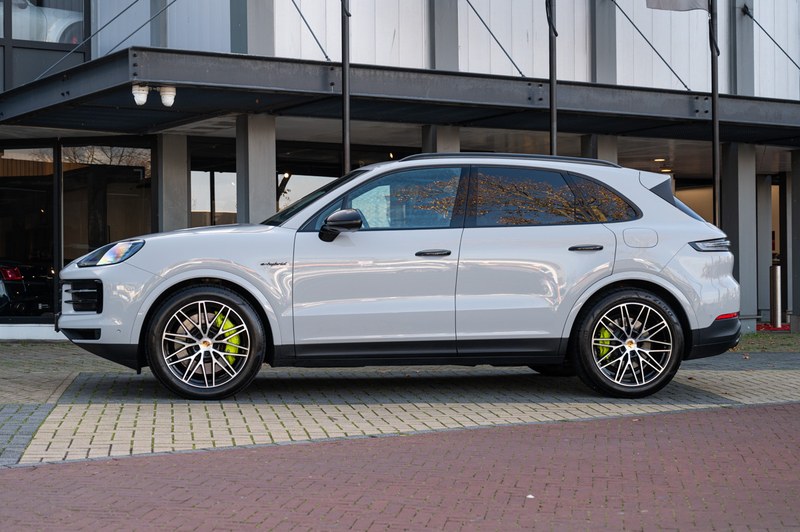 2024 Porsche Cayenne 3.0 S E-Hybrid - 2 2024 Porsche Cayenne 3.0 S E-Hybrid - 2