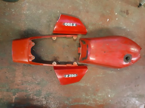 Kawasaki Z250 steel tank, side panels and seat 09/03/2022 Vente aux enchères