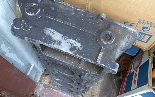 Alfa Romeo cylinder head (picture 1 of 2)